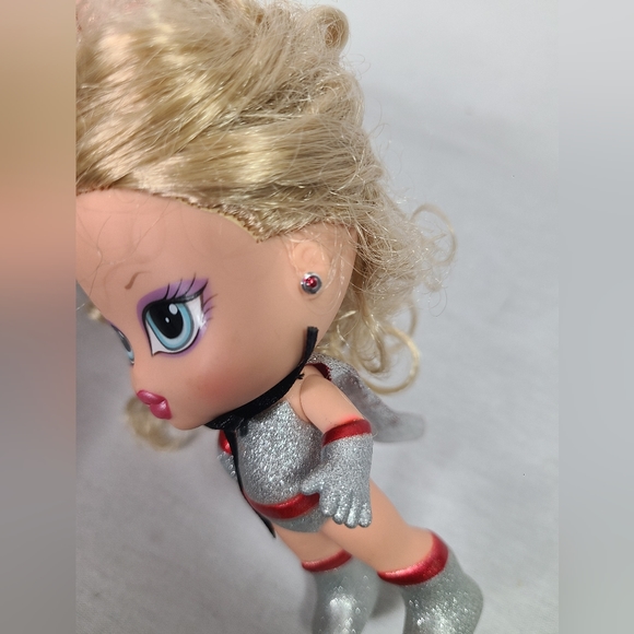 MGA Bratz Babyz Baby ~ SUPER CLOE doll with earrings & cape - Picture 5 of 7